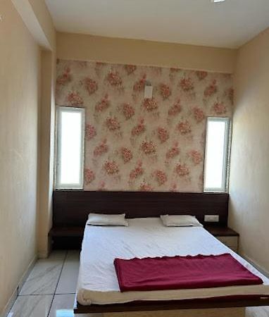 Swapnapurti Lodge, Akkalkot Akalkot Eksteriør bilde